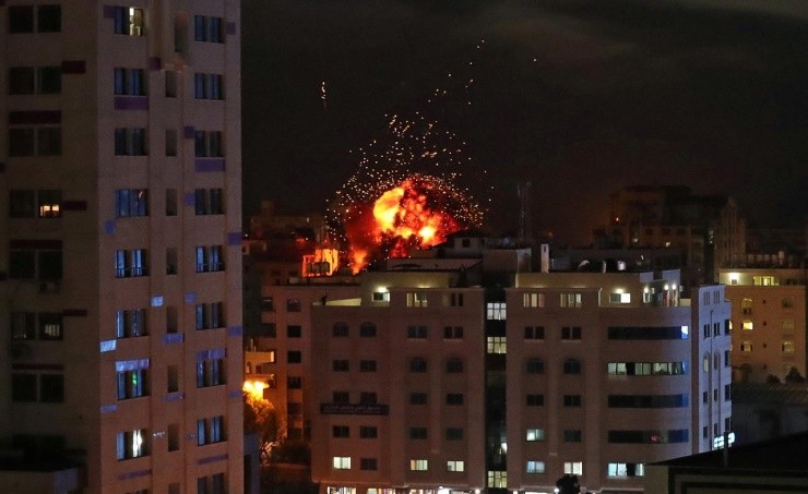 طيران الاحتلال الإسرائيلي يغير على موقع الفلسطينية في غزة