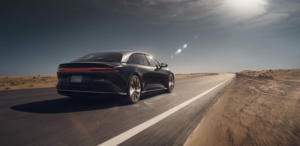 لوسيد أير تُرسي معياراً جديداً في عالم السيارات الكهربائية
