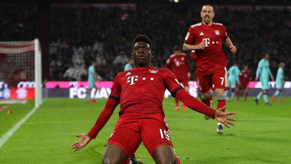 ديفيز يغيب عن تدريبات بايرن قبل مواجهة برشلونة