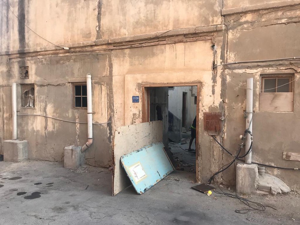 بالصور: هدم ثالث البيوت المهجورة في البديع