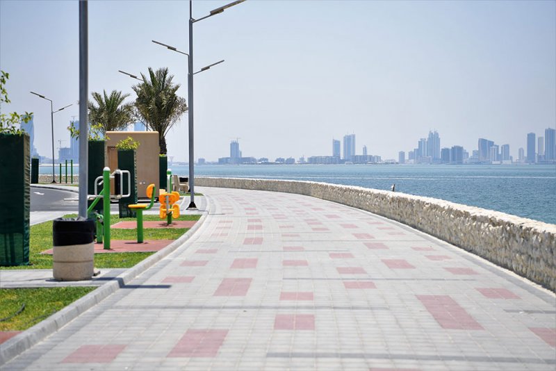 بالصور: إدخال أجهزة التبريد والرذاذ وانترنت "واي فاي" بمماشي البحرين