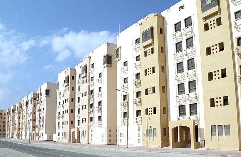 بالصور: السيارات تغلق الشوارع المفضية لعمارات "سلماباد"