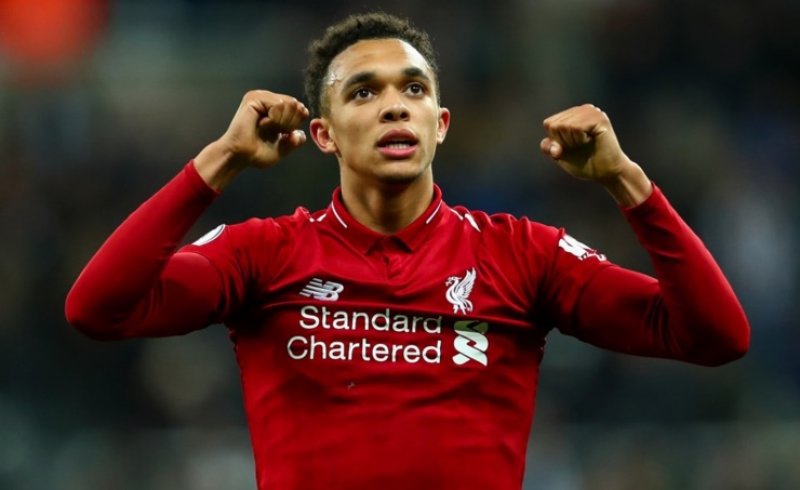 أرنولد مدافع ليفربول يفوز بجائزة أفضل لاعب شاب في الدوري الإنجليزي