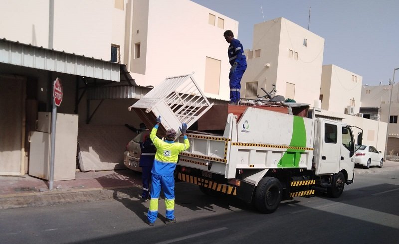 بلدية المنطقة الجنوبية تزيل 60 شحنة أثاث مستعمل ضمن مبادرة "أتصل لأثاثك" 