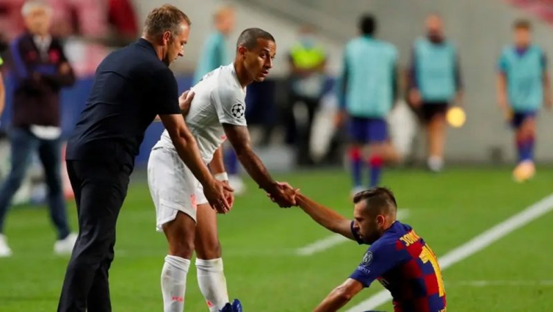 فليك يطلب من لاعبي بايرن "التواضع" بعد اكتساح برشلونة