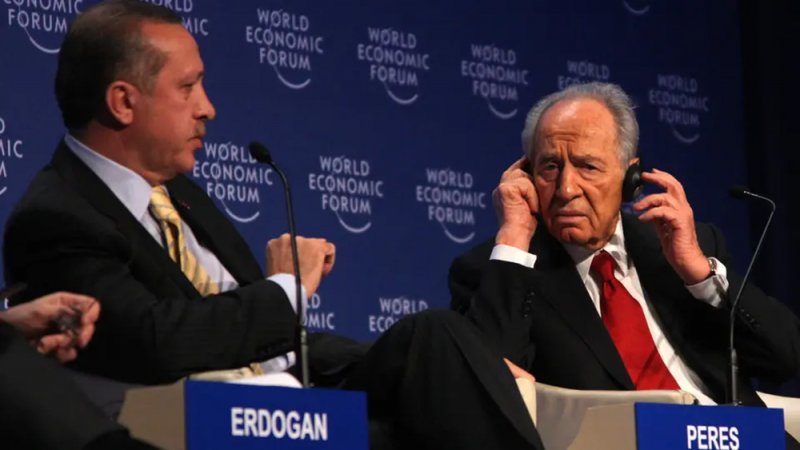 داوود أوغلو يكشف أردوغان.. "يوم قدم الاعتذار لبيريز"