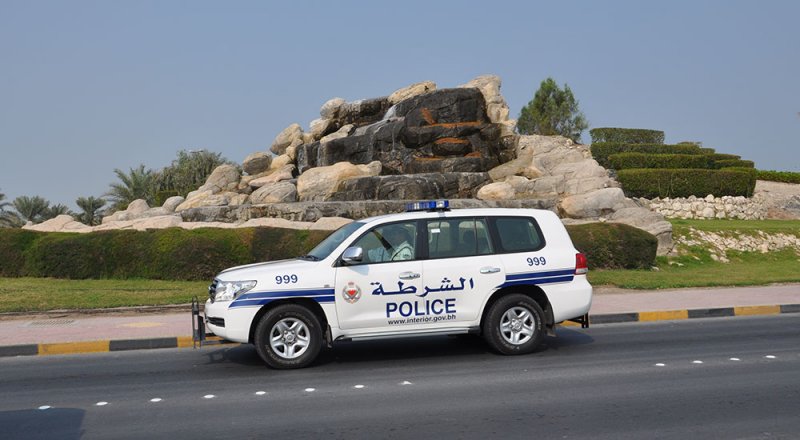 القبض على شخص قام باتلاف سيارتين متوقفتين بمحافظة العاصمة