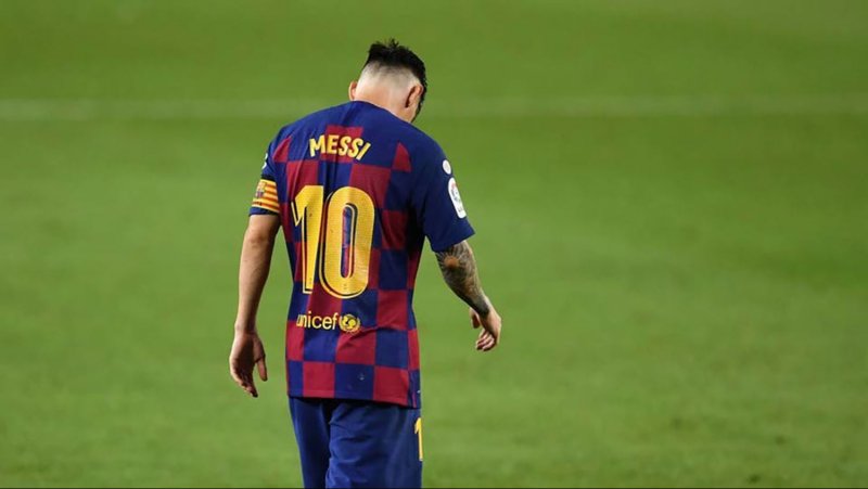 إدارة برشلونة تنفي علمها بنية ميسي الرحيل عن النادي