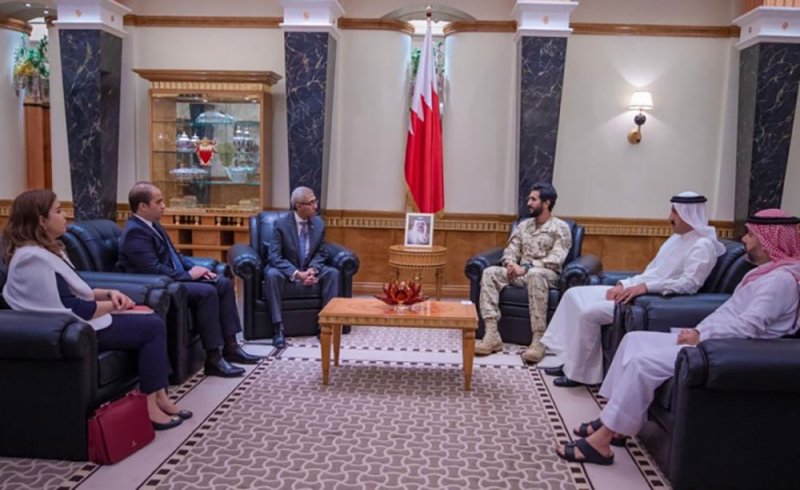 ناصر بن حمد يستقبل السفير المصري ويشيد بالعلاقات التاريخية بين البلدين
