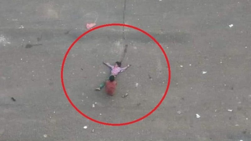 صور موجعة.. حوثي يقنص "طفلة الماء" وطفل آخر ينقذها