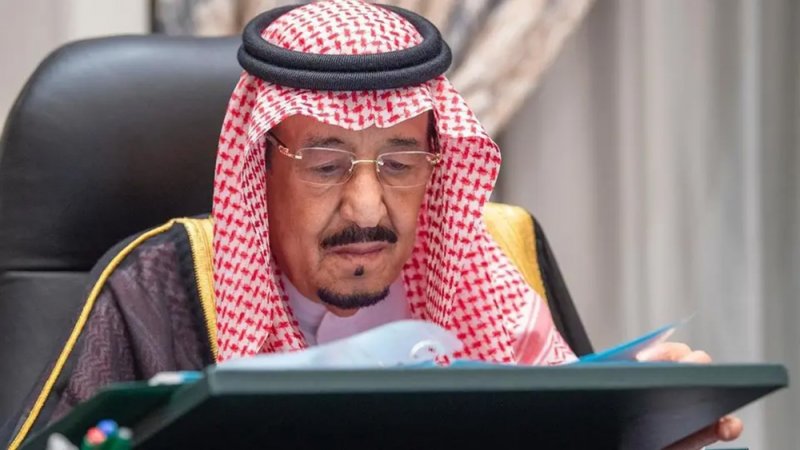 الملك سلمان والرئيس النيجيري يؤكدان أهمية التزام الدول الأعضاء باتفاق أوبك+