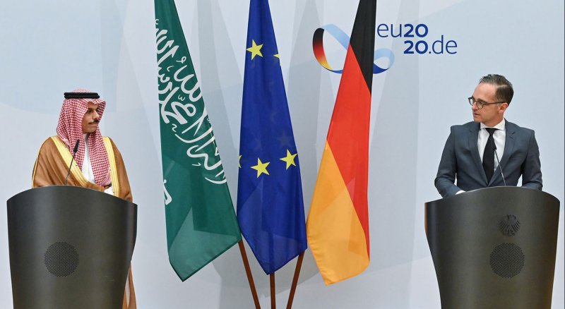 السعودية: ملتزمون بخطة السلام العربية