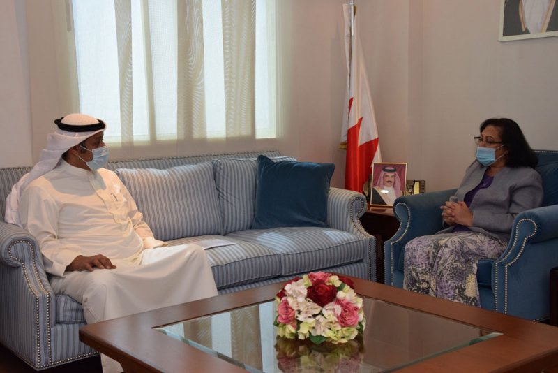 وزيرة الصحة تستقبل ممثل الدائرة الخامسة في مجلس المحرق البلدي