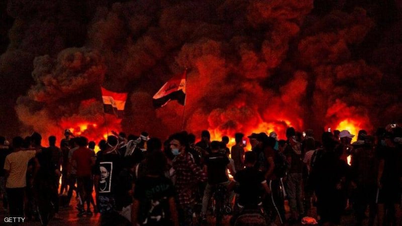  العراق.. محتجون يحرقون مبنى البرلمان في البصرة 