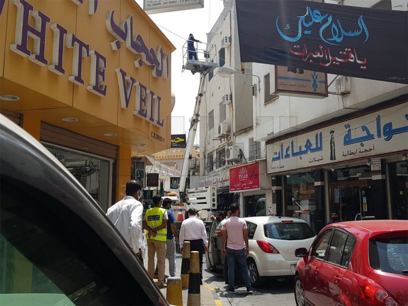 مشاداة في سوق المنامة بين مواطنين  وعمال صيانة كاميرات المراقبة