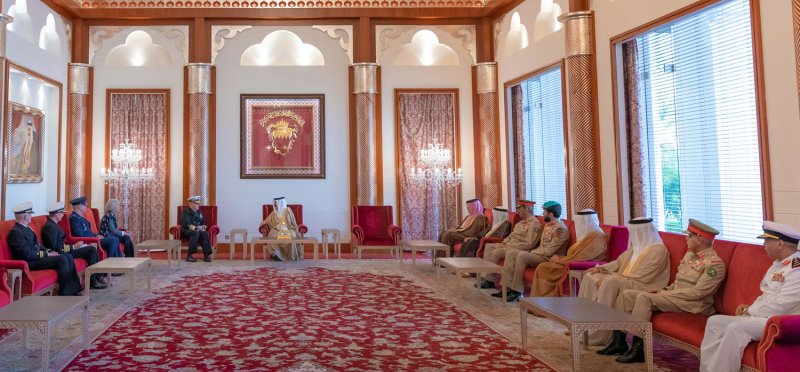 جلالة الملك يستقبل قائد الأسطول الخامس الجديد