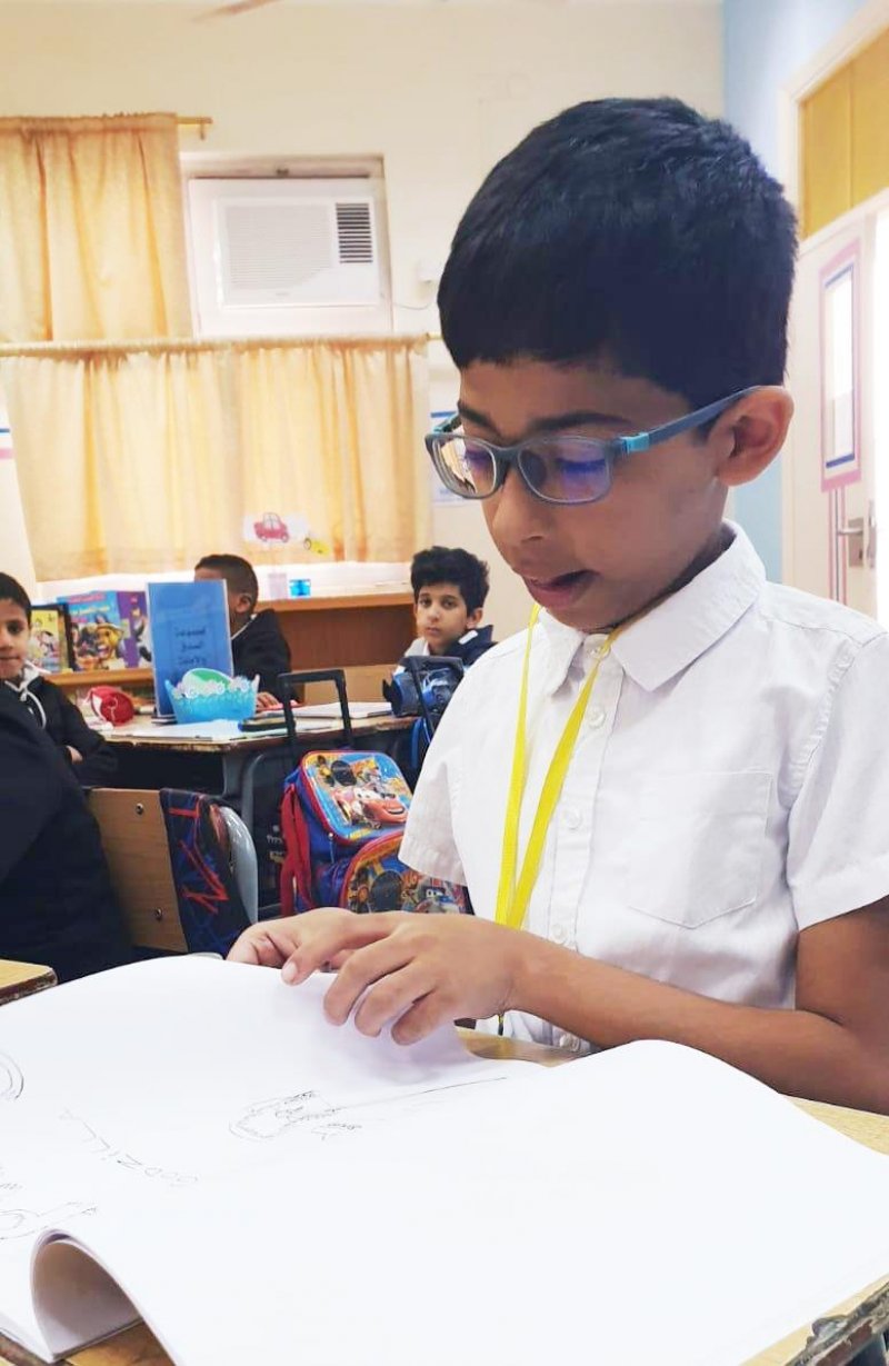 طالب توحد يُبدع في الرسم واللغة الإنجليزية ويسعى للتأثير اجتماعيًا