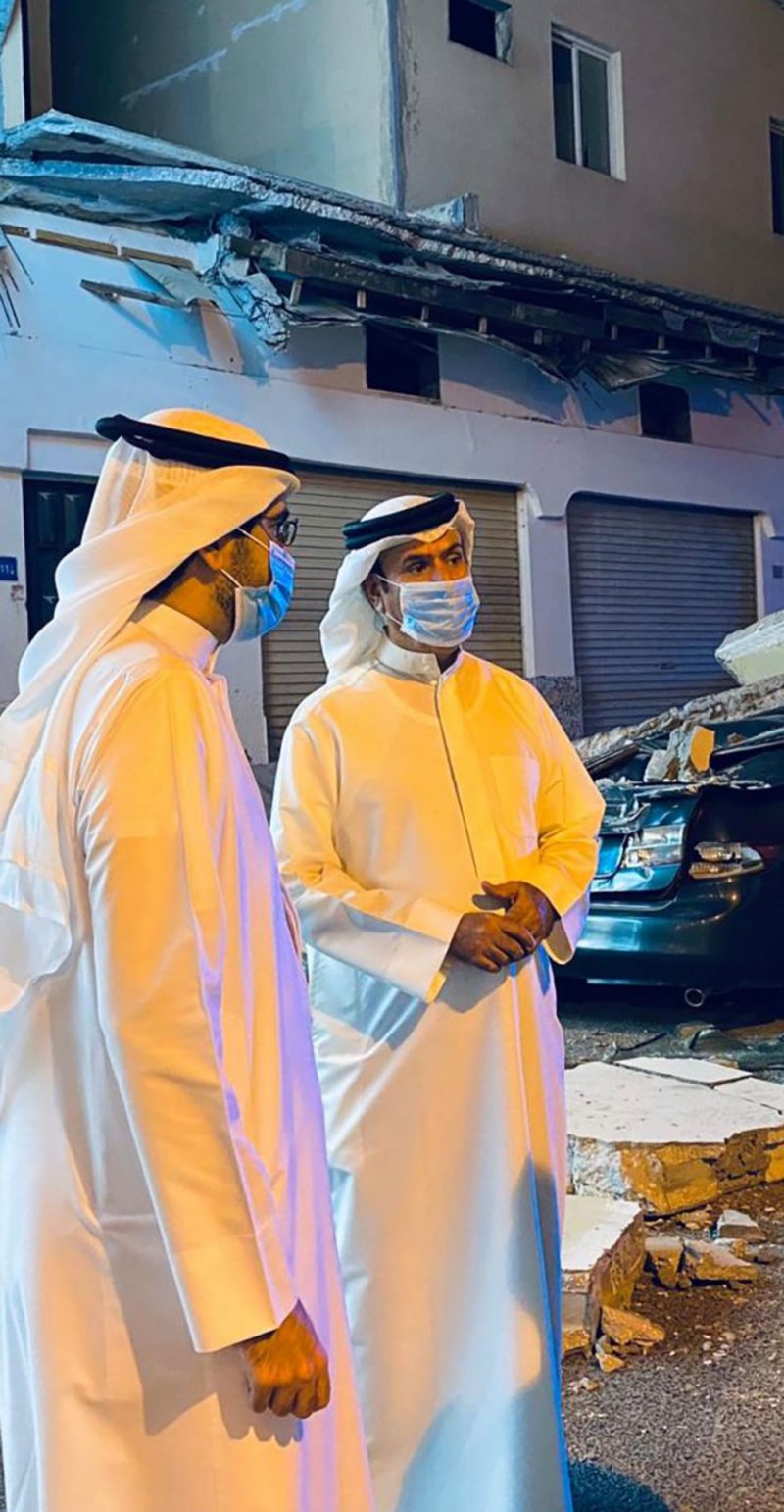 سمو محافظ الجنوبية يتفقد موقع حادث سقوط شرفة أحد المباني بالرفاع الشرقي  