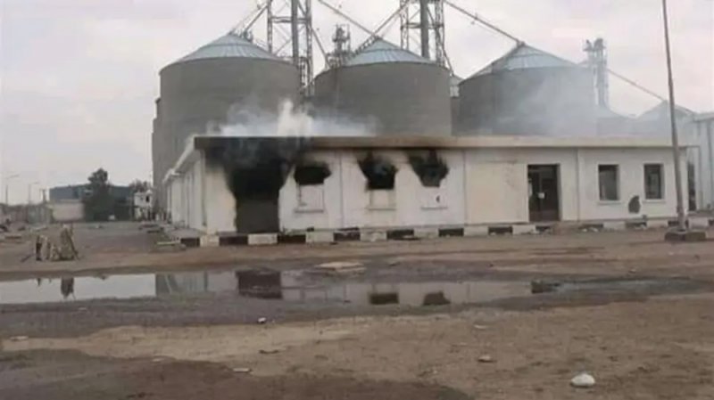 قصف حوثي يستهدف مجدداً مطاحن البحر الأحمر بالحديدة 
