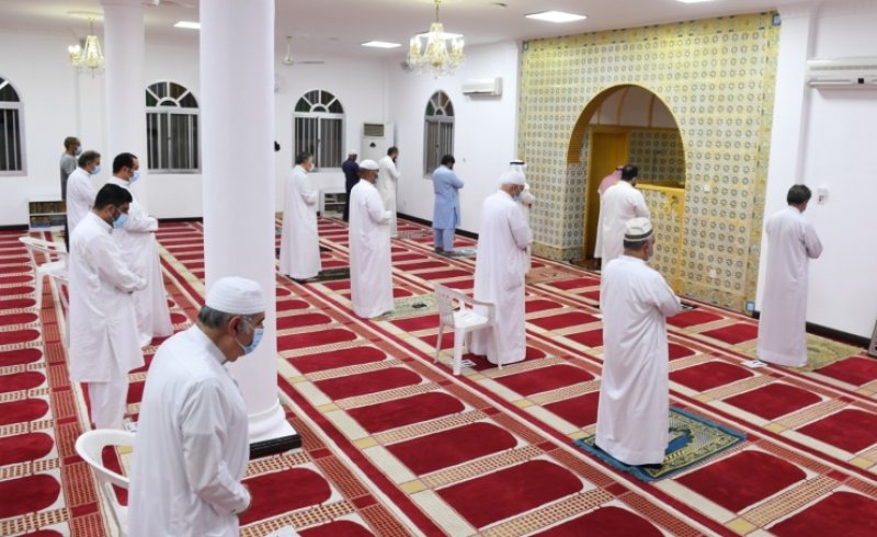 المصلون في مملكة البحرين يبدأون العودة التدريجية لصلاة الجماعة بالمساجد 
