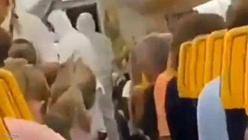  بالفيديو: إخراج مسافر من الطائرة بعد "الرسالة المشؤومة"