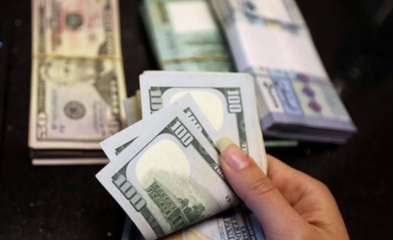 الدولار يهبط بعد تغيير سياسة مجلس الاحتياطي واستقالة آبي ترفع الين