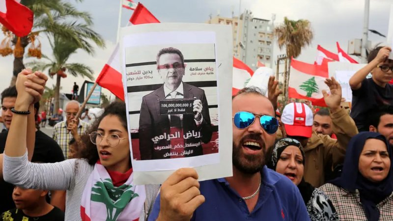 حلول ترقيعية صادمة أمام بنوك لبنان
