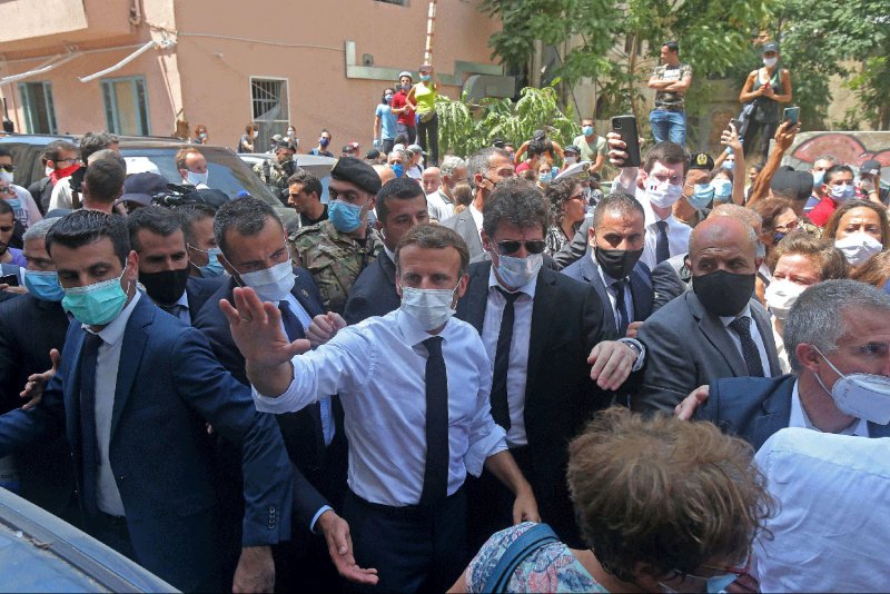 ماكرون في بيروت بمهمة دولية.. حكومة بلا أحزب