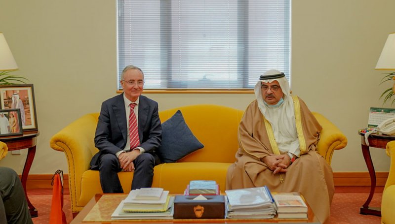 مستشار سمو رئيس الوزراء يشيد بدور المؤسسات المالية العريقة العاملة في البحرين
