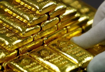 أسعار الذهب تتراجع تأثراً بارتفاع الدولار