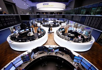 أسهم أوروبا تصعد وأسترا زينيكا يهوي بفعل توقف تجارب لقاح لكورونا