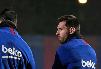 ميسي يعود لتدريبات برشلونة ورسالة "غامضة" من سواريز