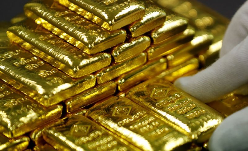 أسعار الذهب تتراجع تأثراً بارتفاع الدولار