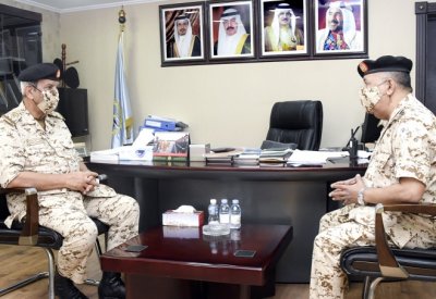 القائد العام يطلع على سير العمل في قوة دفاع البحرين