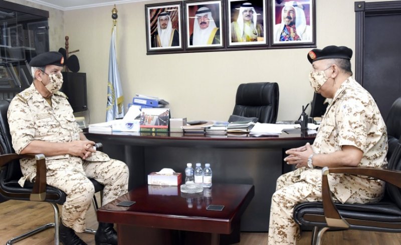 القائد العام يطلع على سير العمل في قوة دفاع البحرين