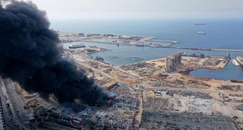 عون: الحريق الجديد بمرفأ بيروت قد يكون "عملا تخريبيا"