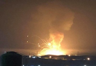حريق كبير في موقع انفجار بمدينة الزرقاء الأردنية