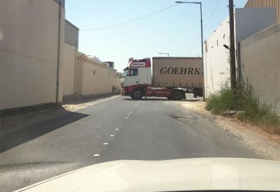 بالفيديو: شاحنات مزعجة تغلق شارعا بمركوبان وتهدد الأرواح