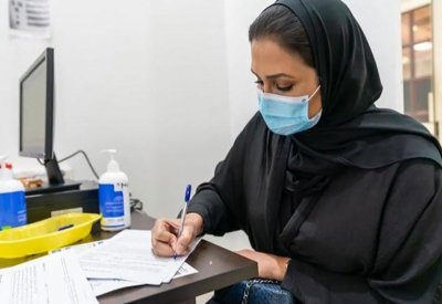 بالصورة: الشورية الفاضل بعد جرعة لقاح كورونا: ابني الطبيب شجعني والألم "مقدور عليه"