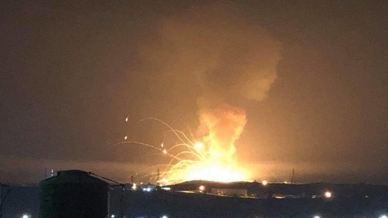 حريق كبير في موقع انفجار بمدينة الزرقاء الأردنية