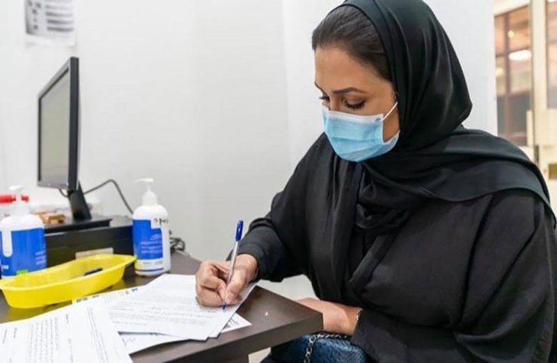 بالصورة: الشورية الفاضل بعد جرعة لقاح كورونا: ابني الطبيب شجعني والألم "مقدور عليه"