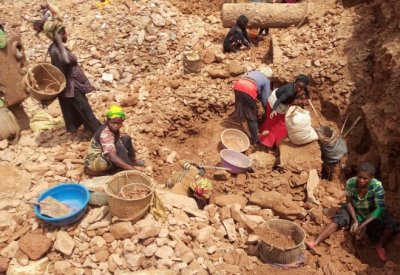 مصرع أكثر من 50 عاملاً بانهيار 3 آبار لتعدين الذهب شرق الكونغو
