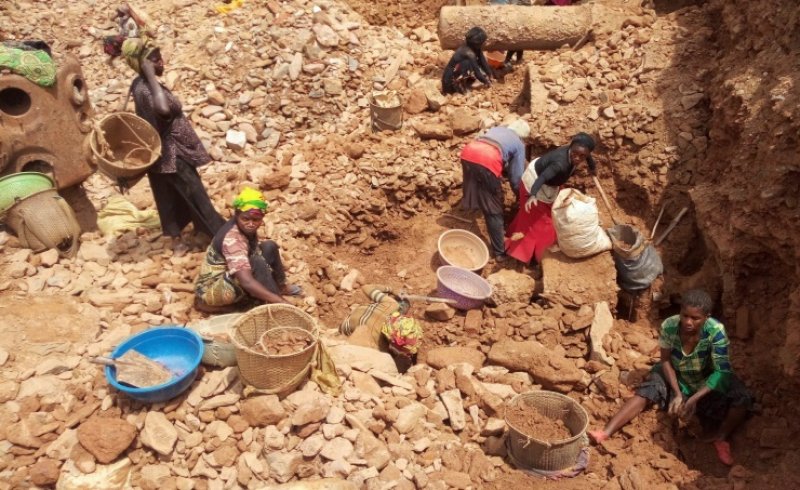 مصرع أكثر من 50 عاملاً بانهيار 3 آبار لتعدين الذهب شرق الكونغو