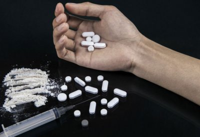 شرطة مكافحة المخدرات: القبض على شخص حاول تهريب مواد مخدرة في أحشائه