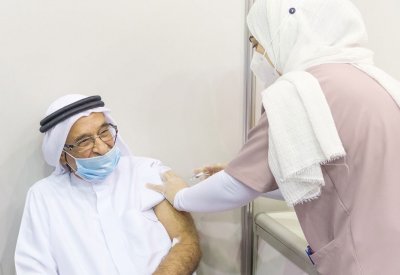 رئيس المجلس الأعلى للصحة يتطوع في التجارب السريرية الثالثة للقاح كورونا