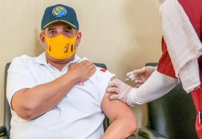 بالصورة: سمو ولي العهد يتطوع لتجربة لقاح كورونا