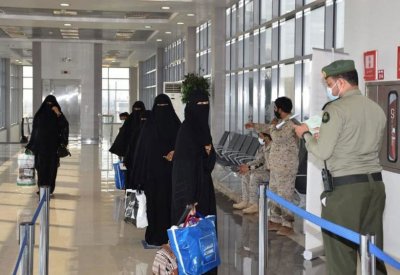 التحالف ينقل 18 يمنياً لسقطرى بعد تلقيهم العلاج بالسعودية