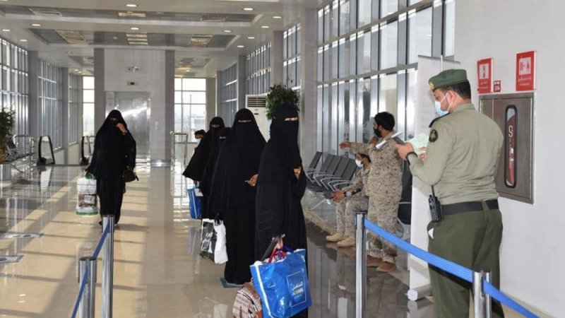 التحالف ينقل 18 يمنياً لسقطرى بعد تلقيهم العلاج بالسعودية