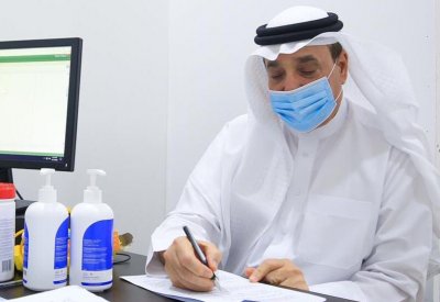 بالصور: سعادة وزير العمل يتطوع لتجربة لقاح كورونا