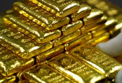 انخفاض أسعار الذهب في المعاملات الفورية بنسبة 0.8 بالمئة
